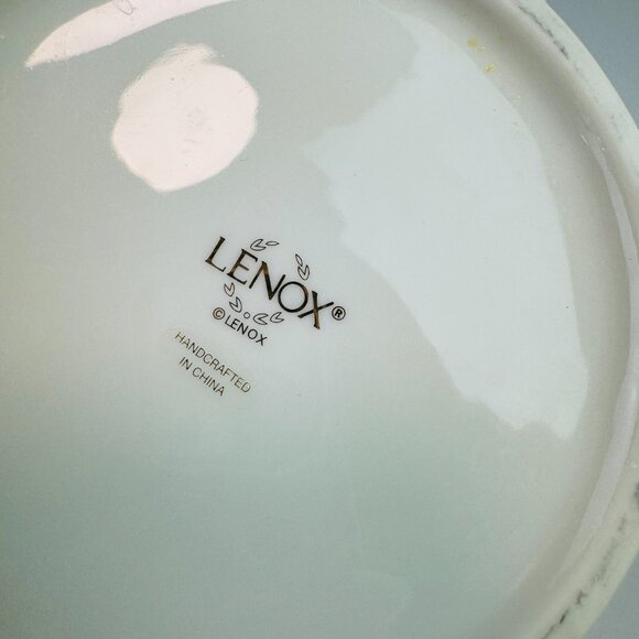 Lenox Classic Ivory Tulip Flare 9.25” Gold Trim Scalloped Vase Gold Trim - Picture 6 of 6